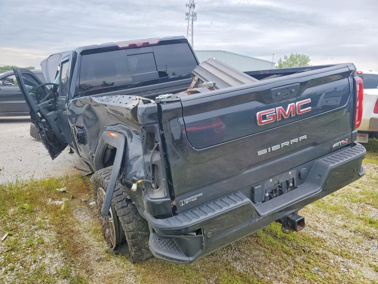 1GT49VEY6NF235722 · 2022 GMC SIERRA · 3/10