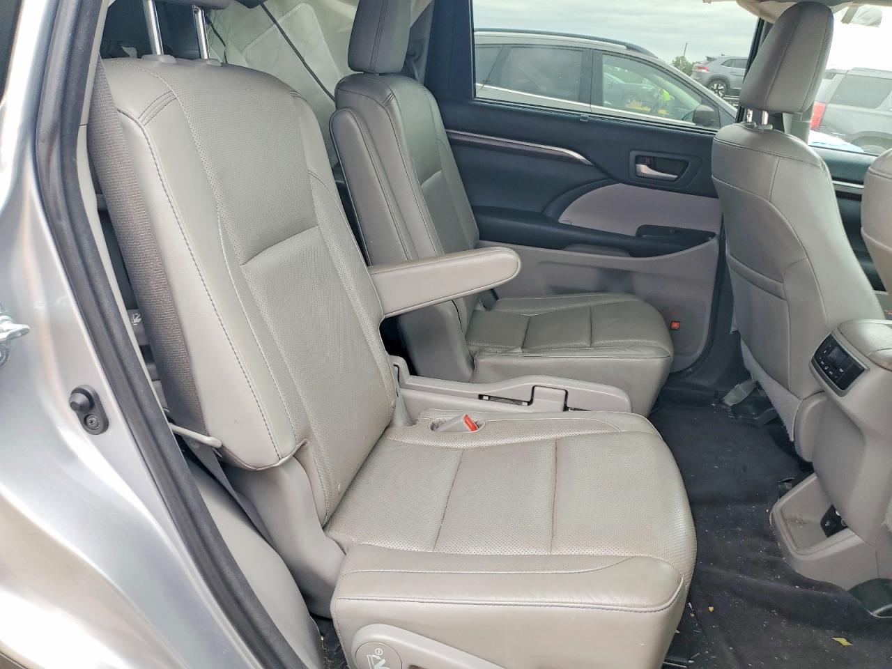 5TDDKRFH9FS222068 · 2015 TOYOTA HIGHLANDER · 11/13