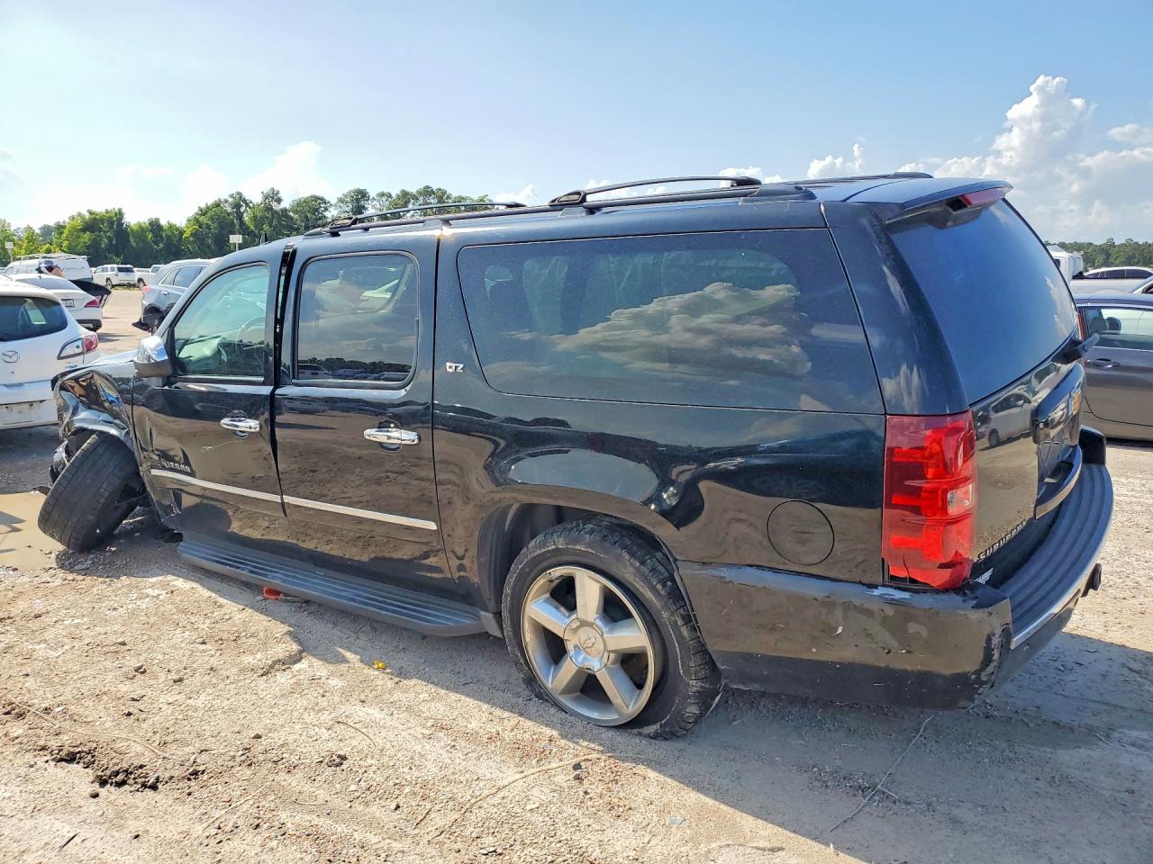 1GNSKKE39BR145643 · 2011 CHEVROLET SUBURBAN · 2/14