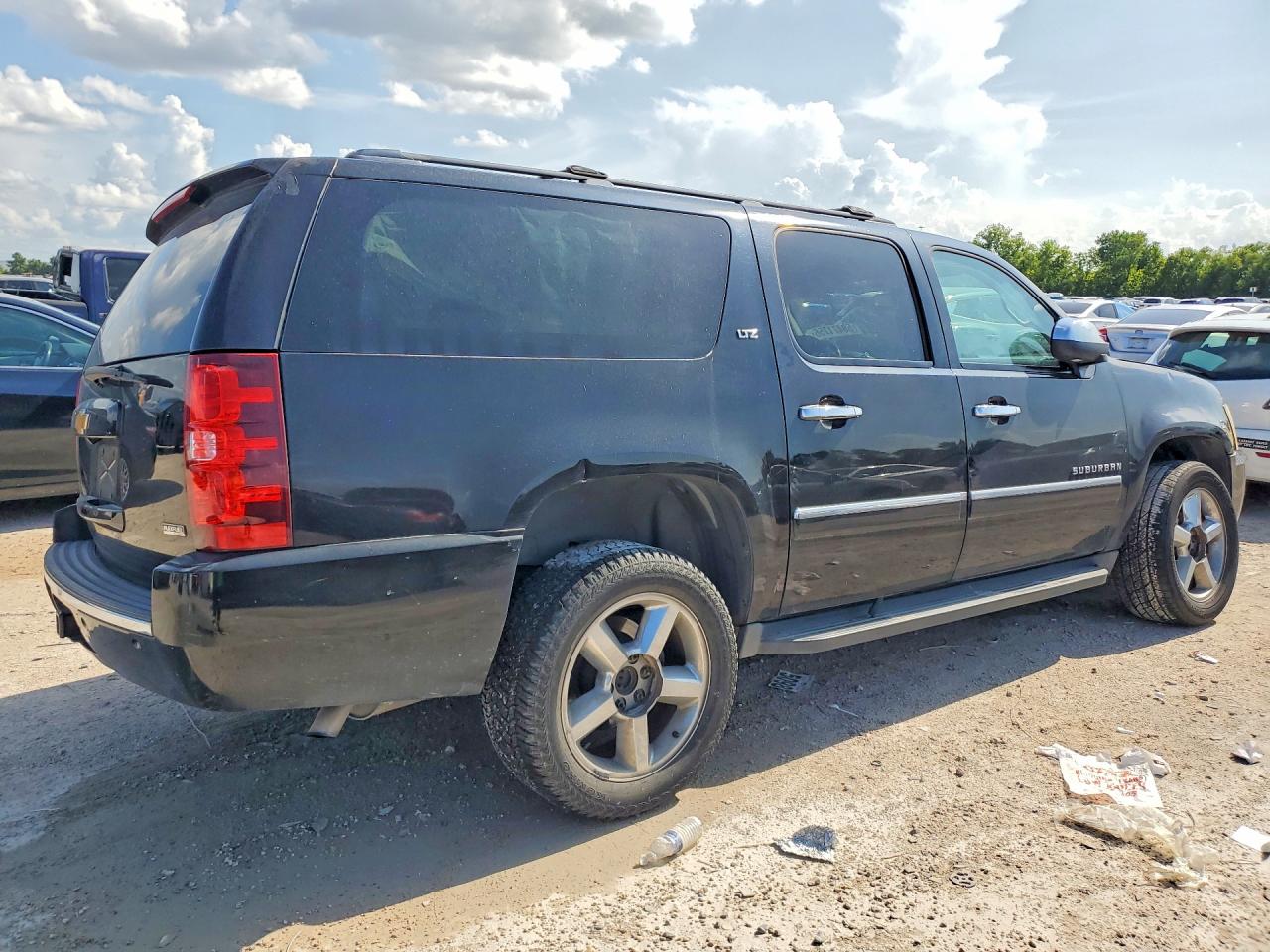 1GNSKKE39BR145643 · 2011 CHEVROLET SUBURBAN · 3/14
