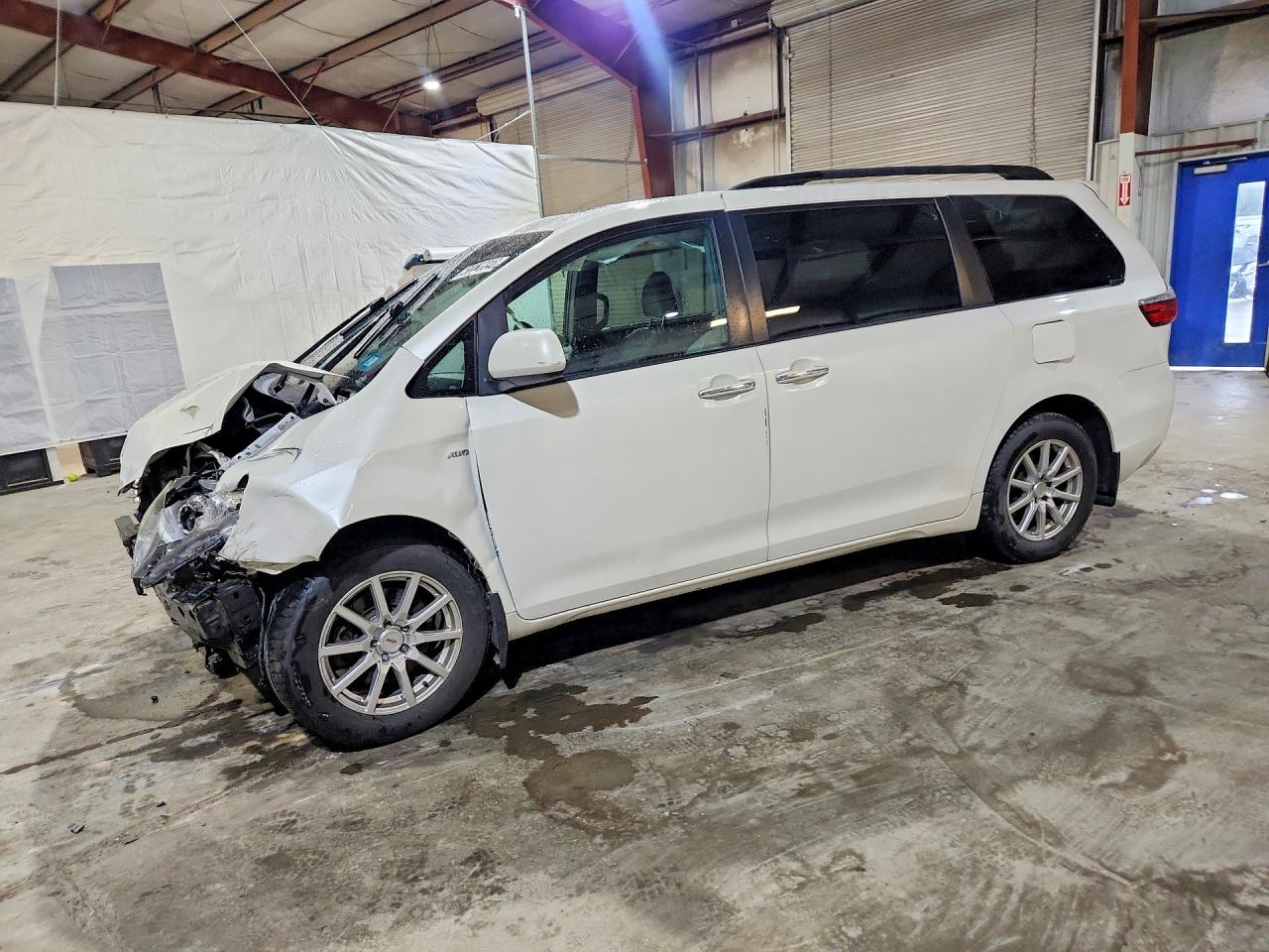 5TDDZ3DC1HS185648 · 2017 TOYOTA SIENNA