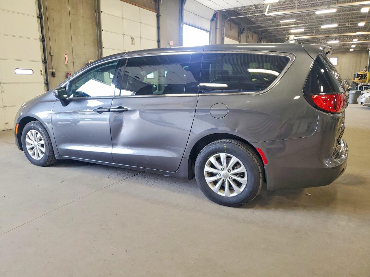 2C4RC1DG9HR725688 · 2017 CHRYSLER PACIFICA · 2/13