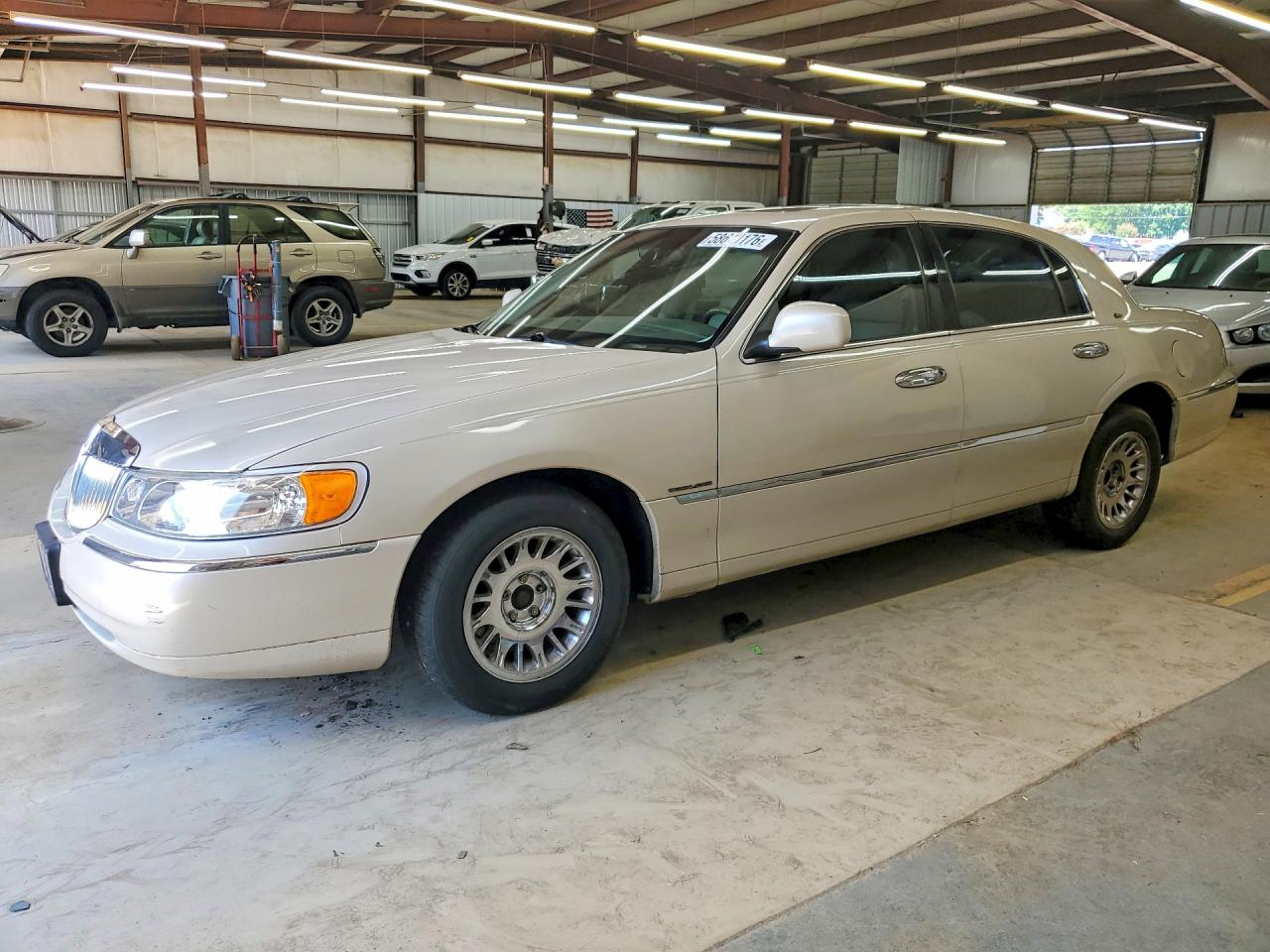 1LNHM83W4XY622002 · 1999 LINCOLN TOWN CAR