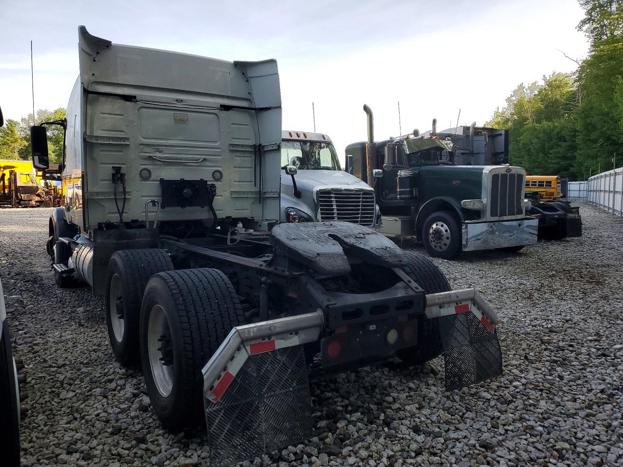 4V4WB9EG1KN207683 · 2019 VOLVO VNR · 2/14