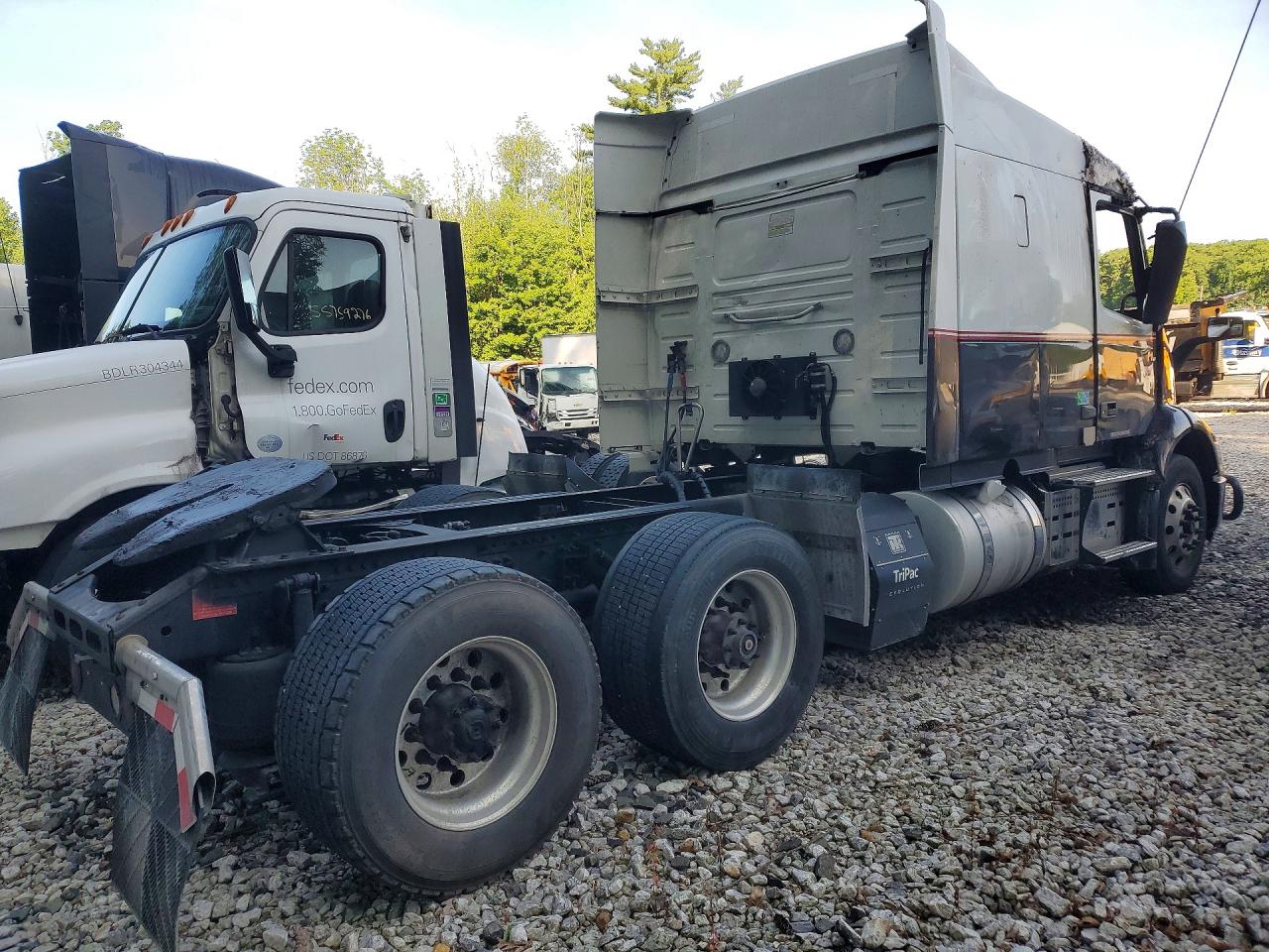 4V4WB9EG1KN207683 · 2019 VOLVO VNR · 3/14