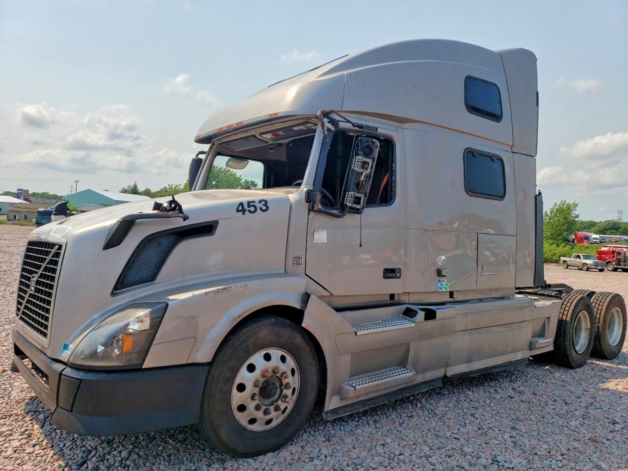4V4NC9EH4JN996721 · 2018 VOLVO VN · 2/10