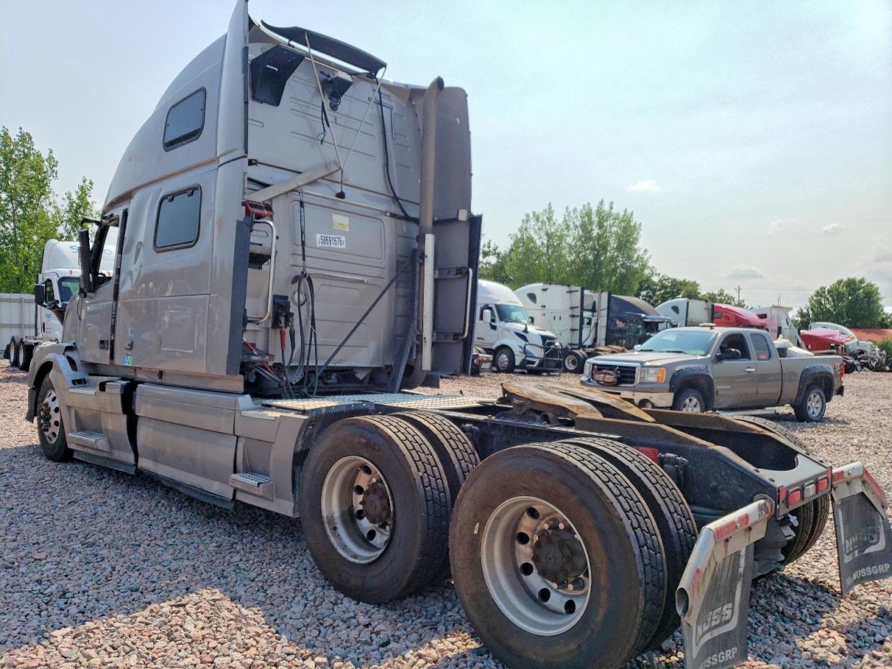 4V4NC9EH4JN996721 · 2018 VOLVO VN · 3/10