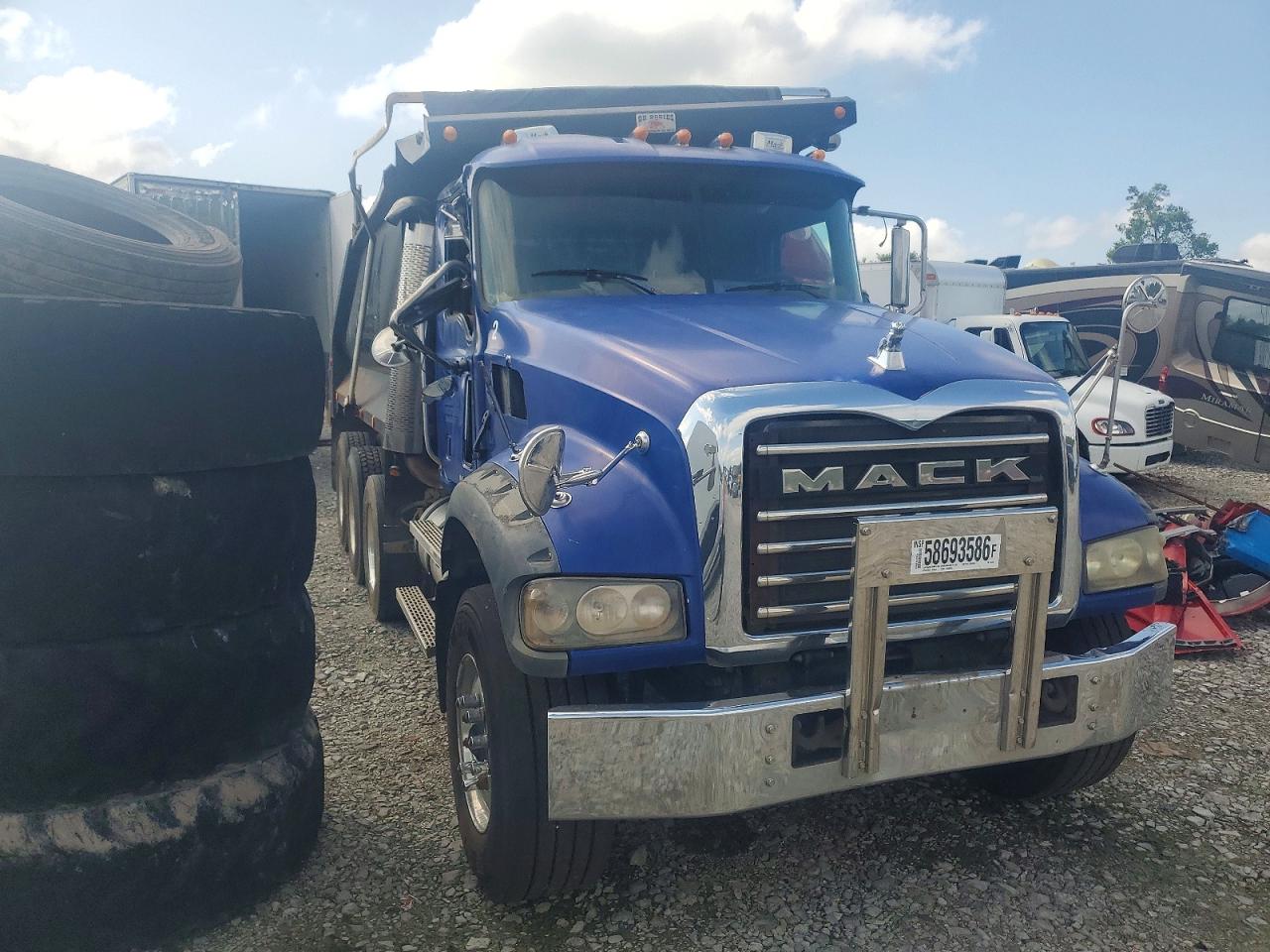 2007 MACK 700