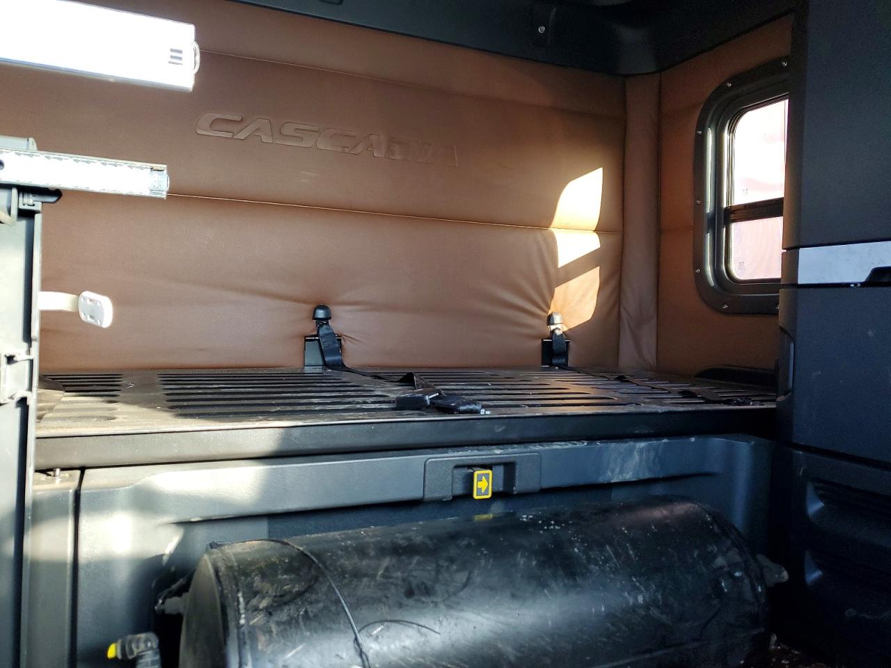 3AKJHHDR4MSMC4086 · 2021 FREIGHTLINER CASCADIA 126 · 6/10