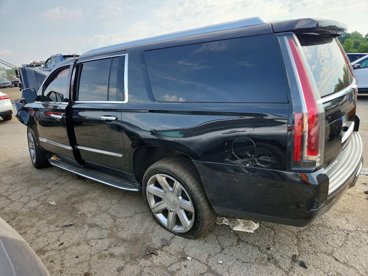 1GYS4HKJ8JR146624 · 2018 CADILLAC ESCALADE · 2/14