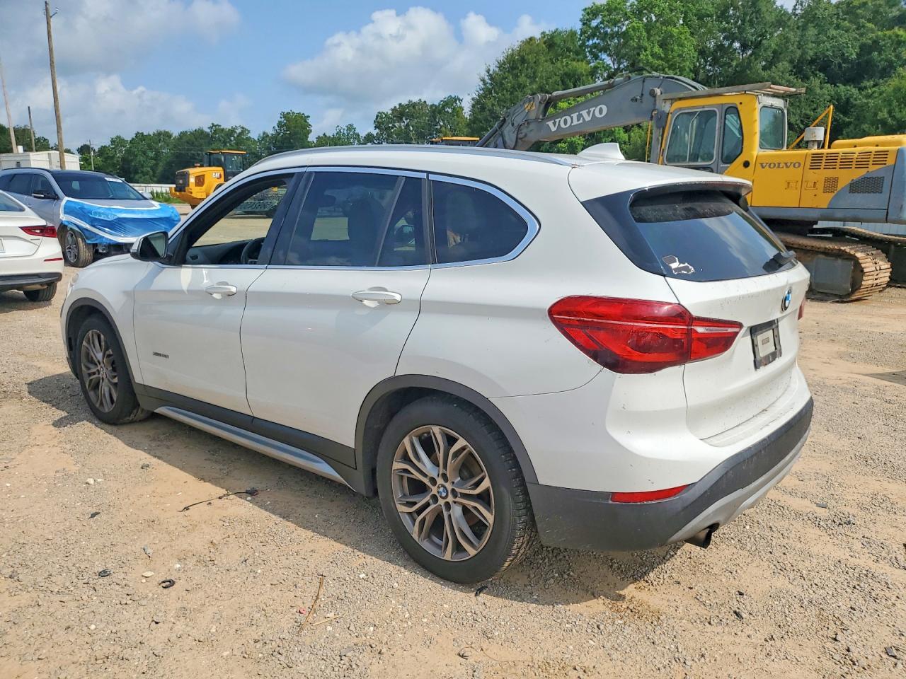 WBXHT3C37GP881723 · 2016 BMW X1 · 2/13