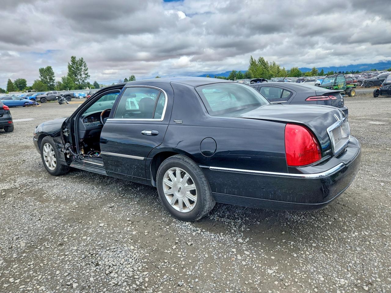 2LNBL8CV2AX613239 · 2010 LINCOLN TOWN CAR · 2/13