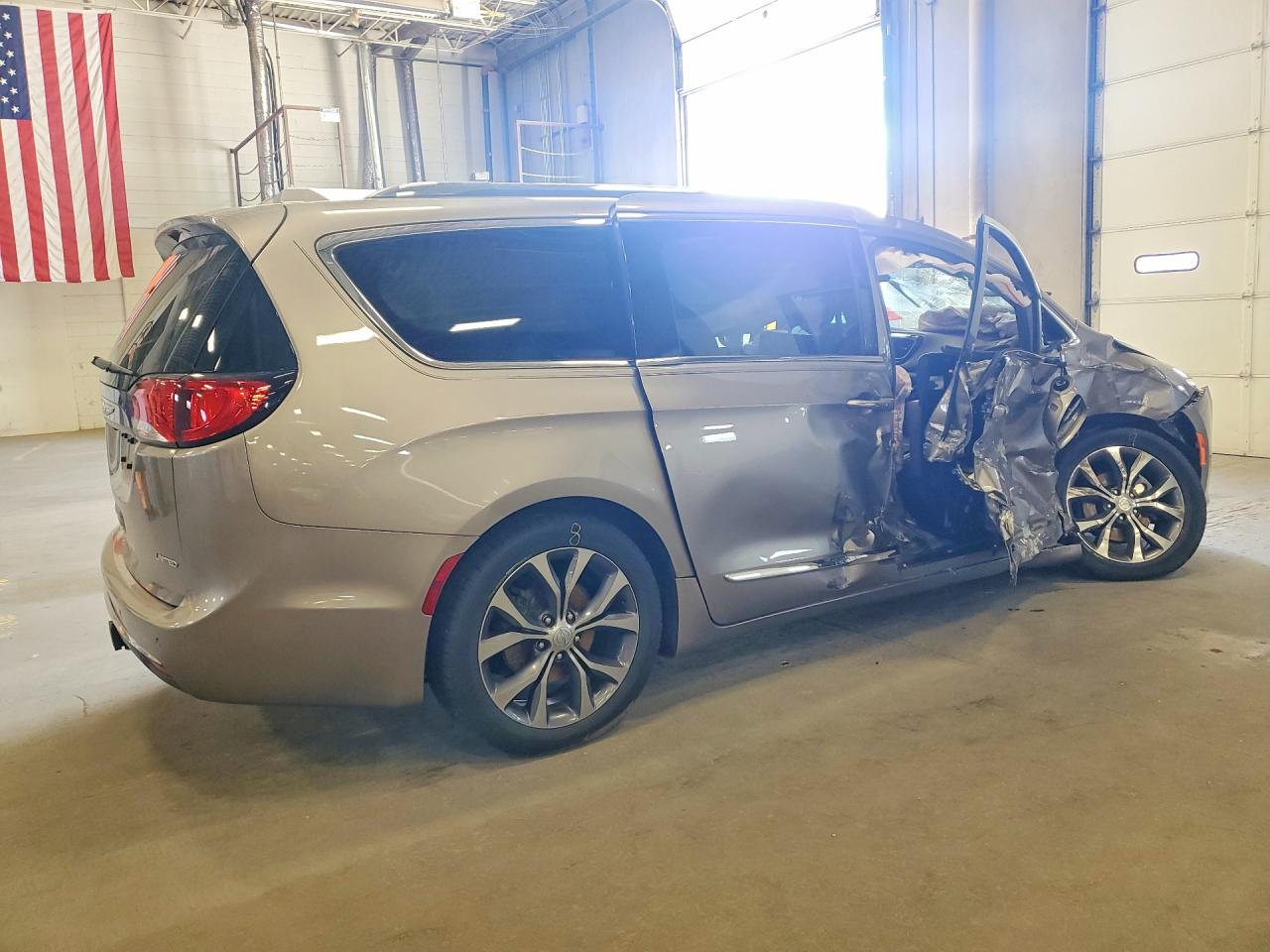 2C4RC1GG7JR163436 · 2018 CHRYSLER PACIFICA · 3/13