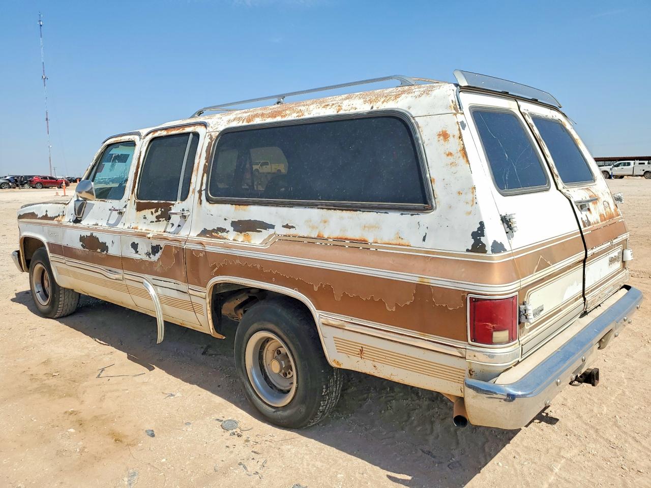 1GCER16K4JF116701 · 1988 CHEVROLET SUBURBAN · 2/13