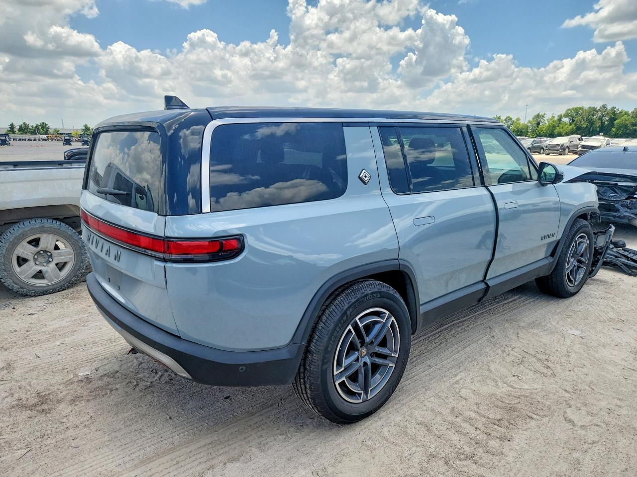 7PDSGBBA3SN053571 · 2025 RIVIAN R1S · 3/14