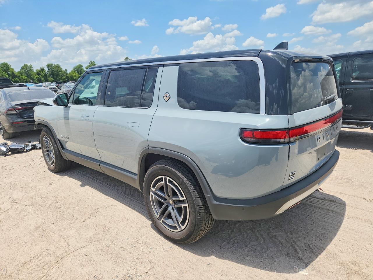7PDSGBBA3SN053571 · 2025 RIVIAN R1S · 2/14