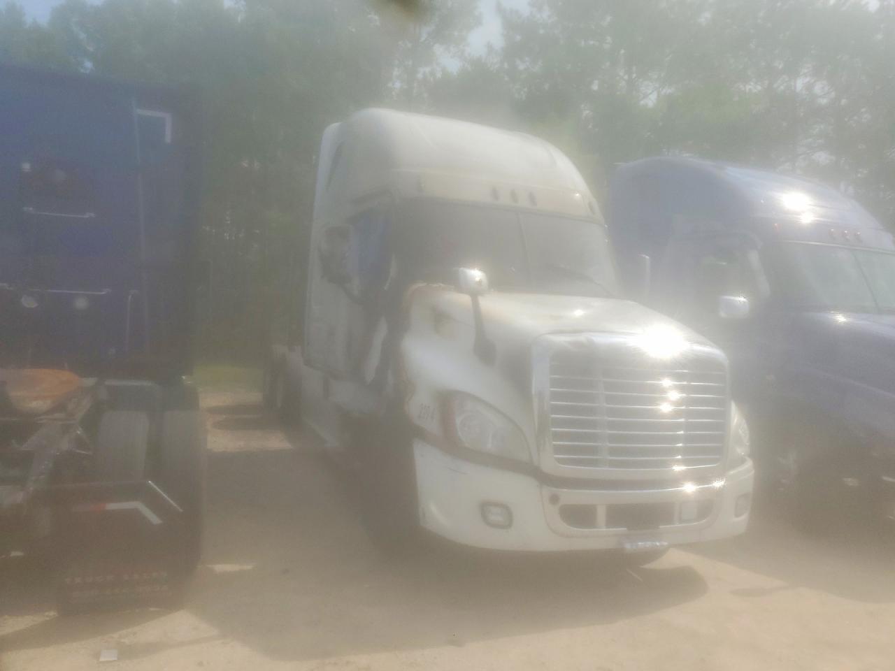 1FUJGLBG8FLGF3296 · 2015 FREIGHTLINER CASCADIA