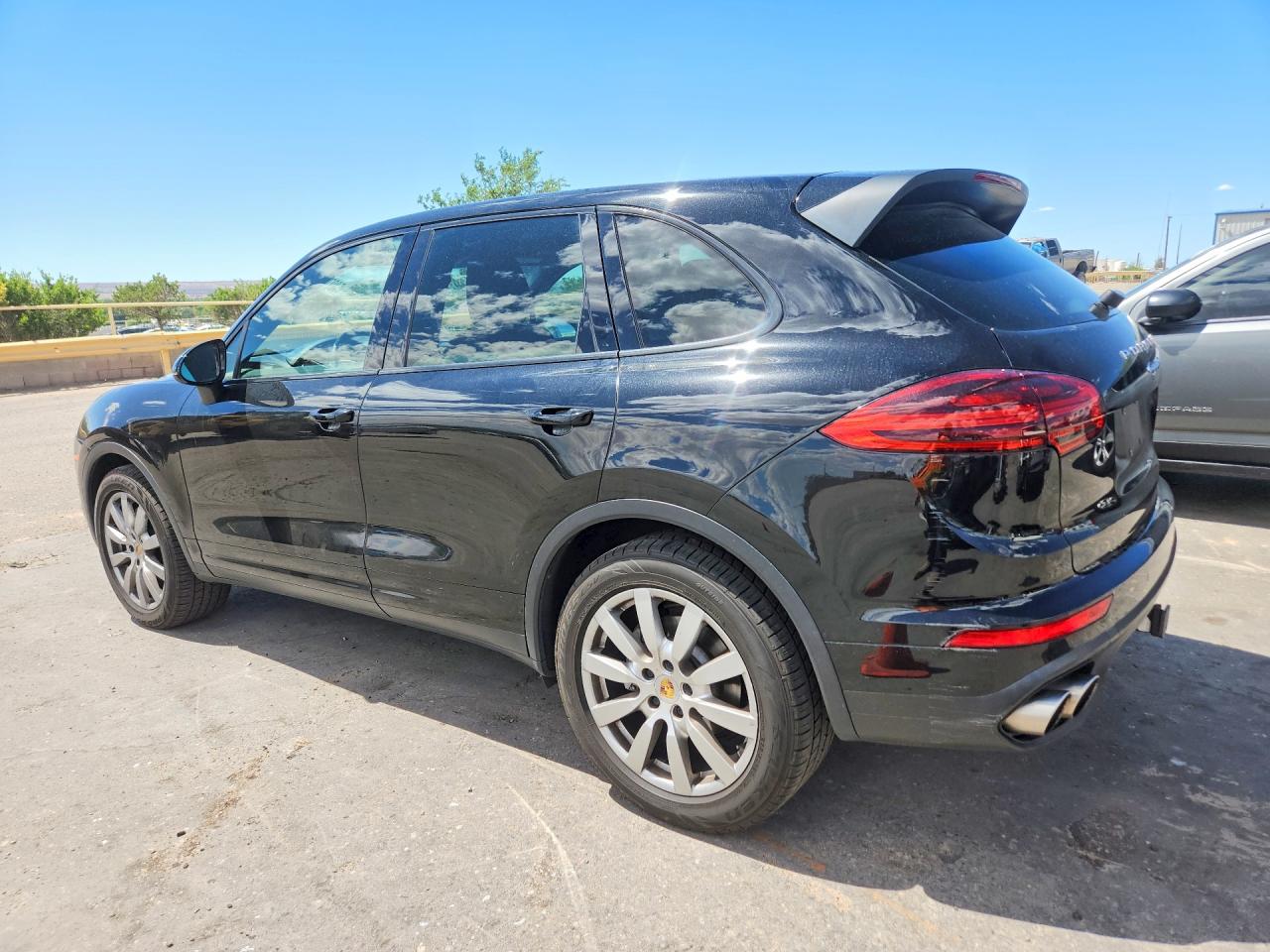 WP1AB2A26GLA95648 · 2016 PORSCHE CAYENNE · 2/12