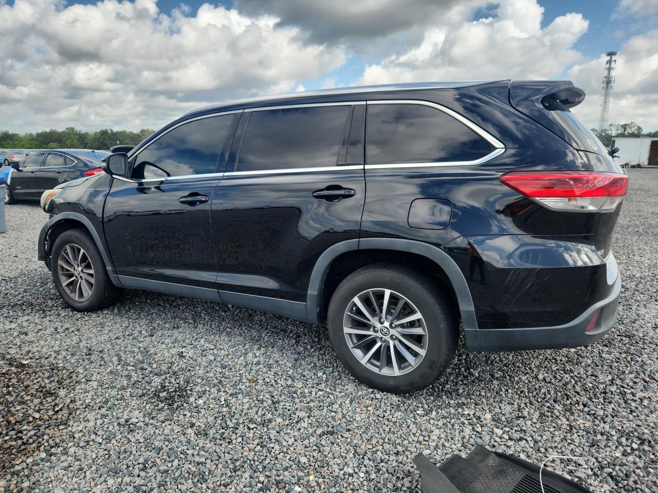 5TDKZRFH7KS351939 · 2019 TOYOTA HIGHLANDER · 2/13