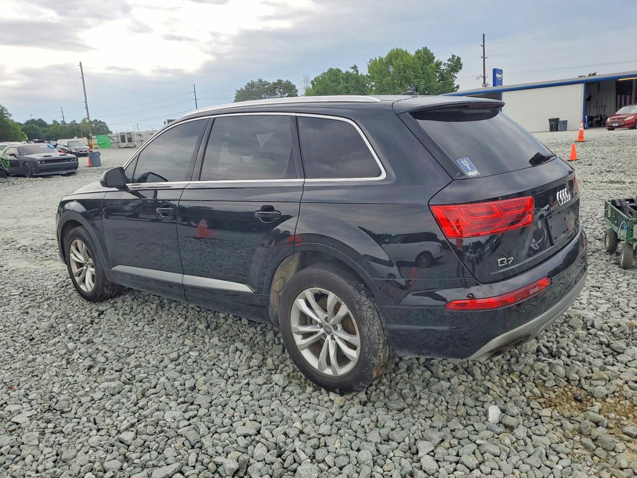WA1LAAF7XJD029207 · 2018 AUDI Q7 · 2/13