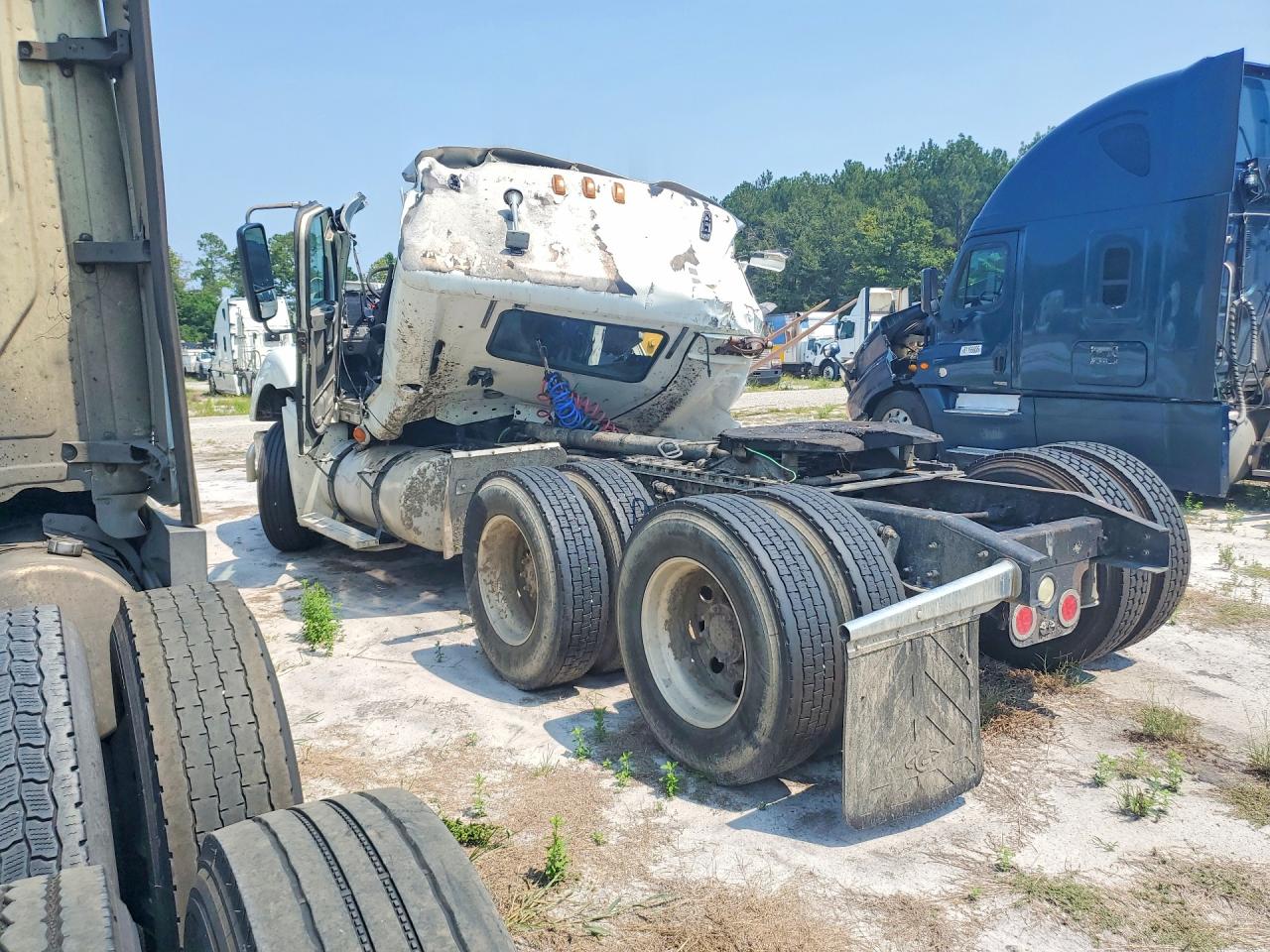 3ALXA7006FDGK5238 · 2015 FREIGHTLINER CONVENTIONAL · 2/11
