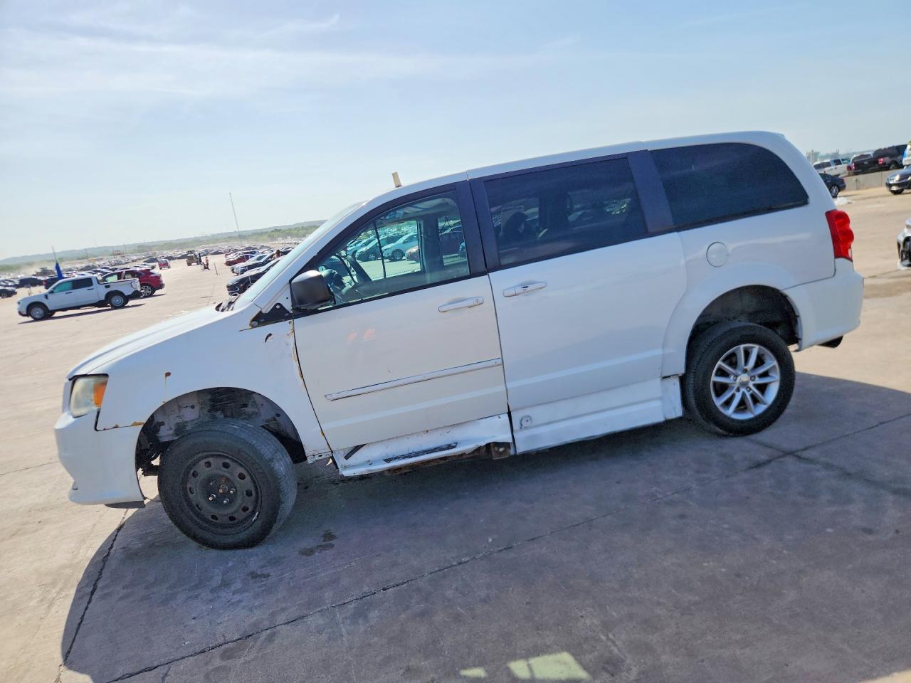 2C7WDGBG2FR614132 · 2015 DODGE GRAND CARAVAN