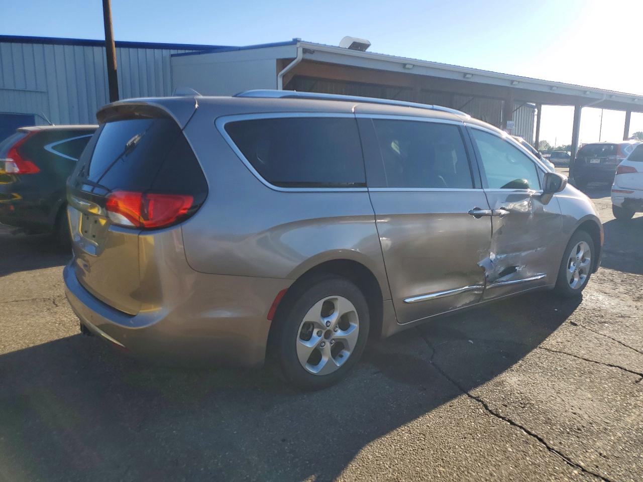 2C4RC1EG0HR721530 · 2017 CHRYSLER PACIFICA · 3/13