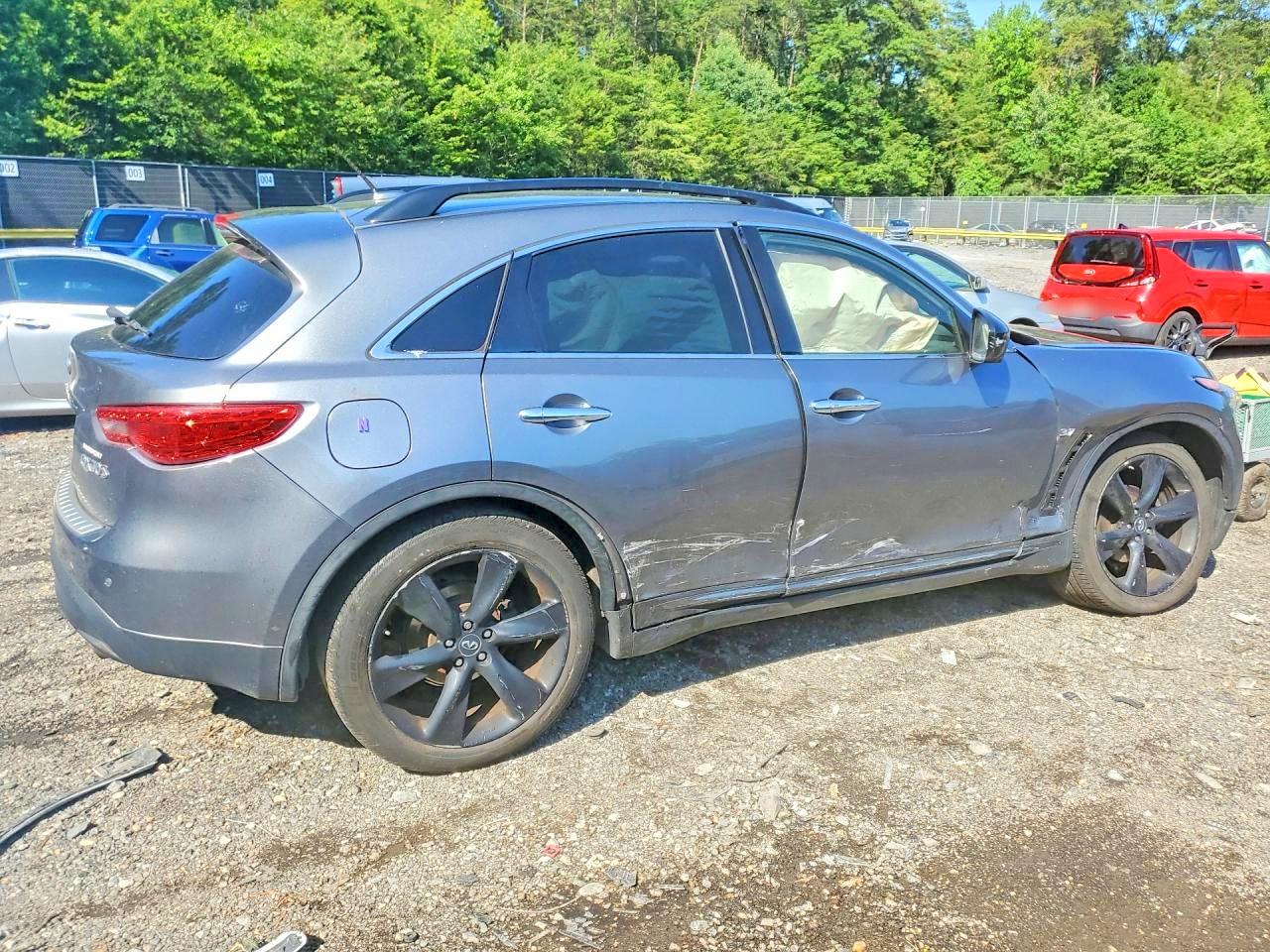 JN8CS1MU9GM671765 · 2016 INFINITI QX70 · 3/13