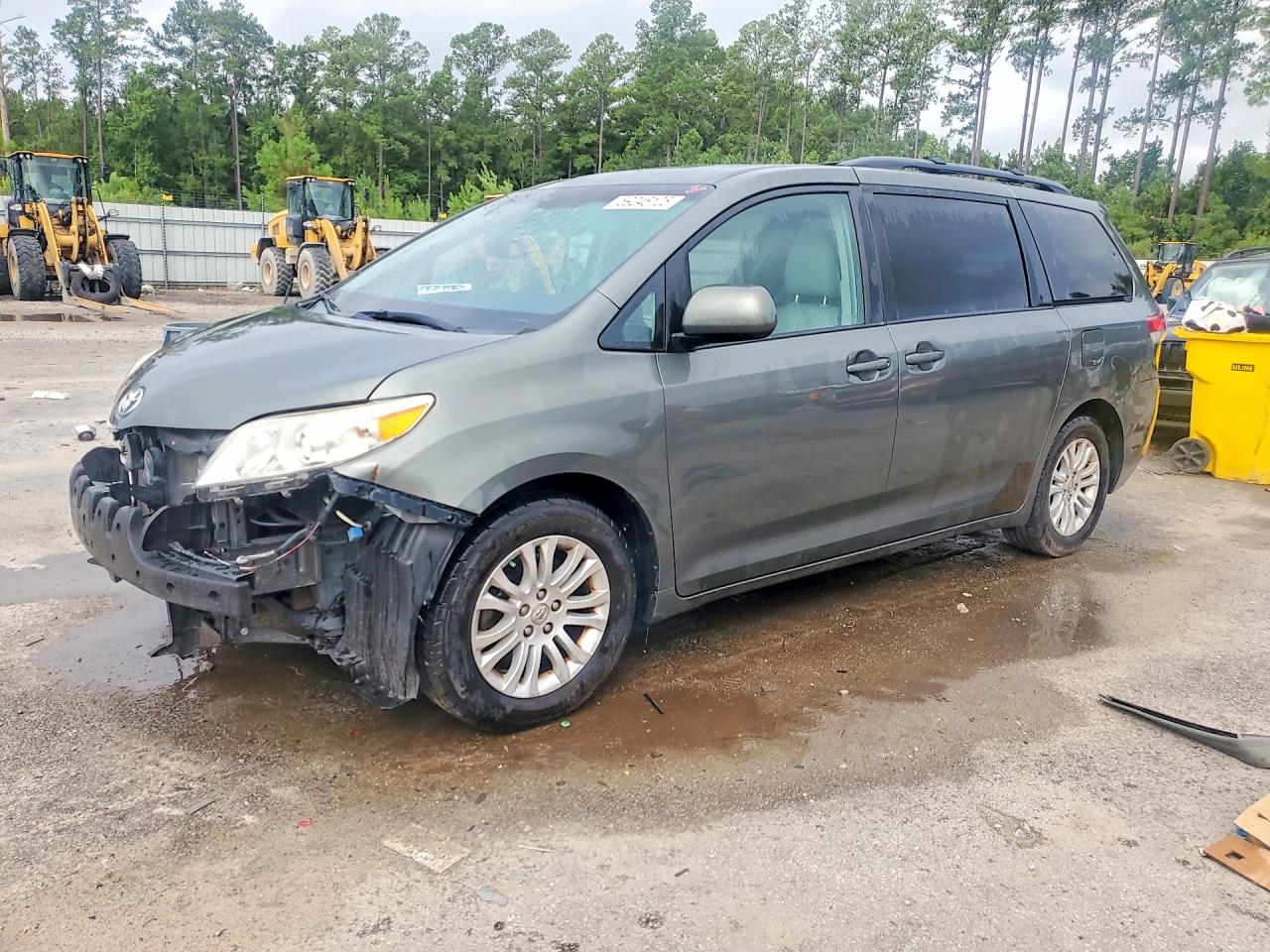 5TDYK3DC8ES437526 · 2014 TOYOTA SIENNA