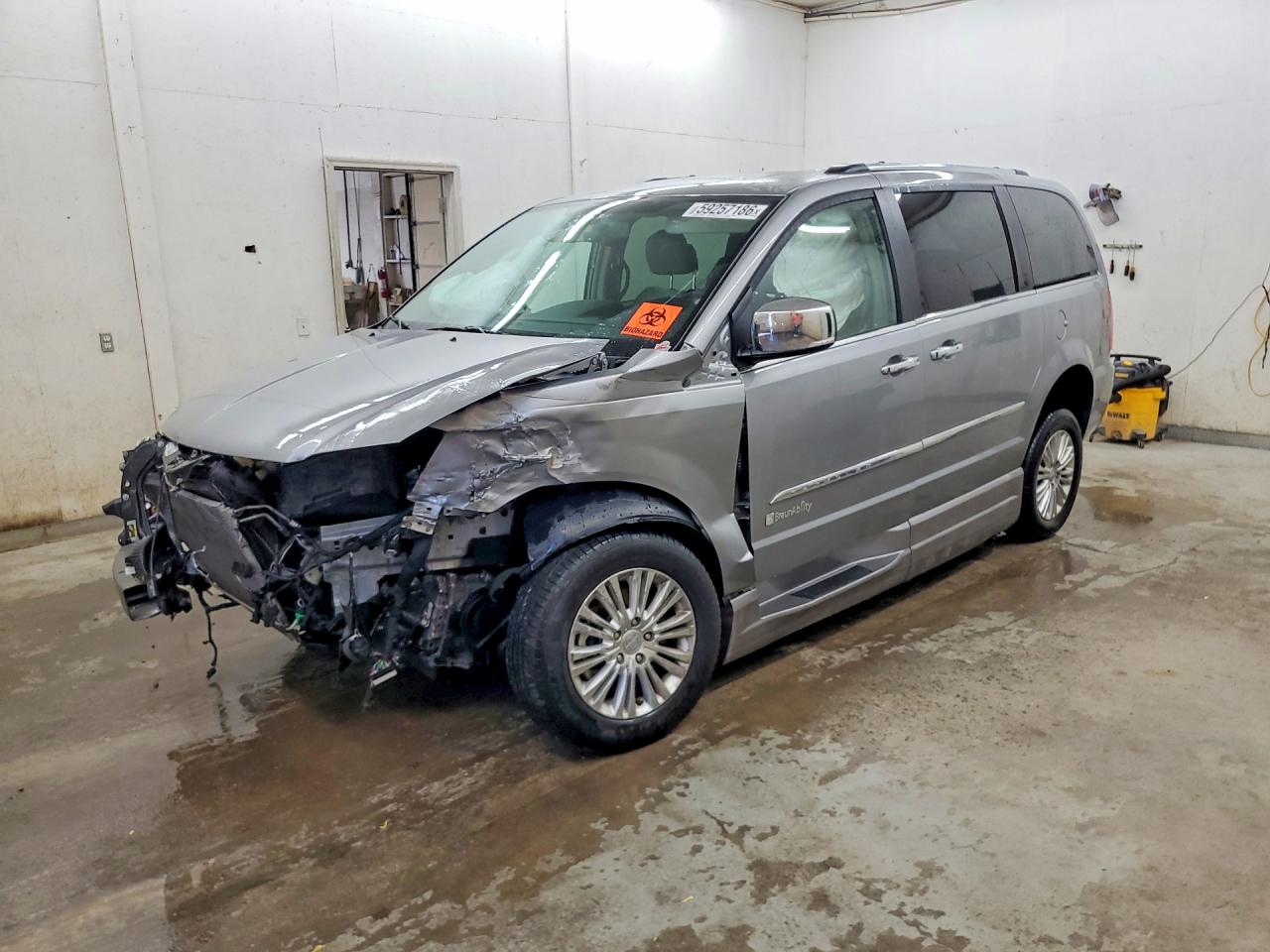 2C4RC1GG3FR571648 · 2015 CHRYSLER TOWN & COUNTRY