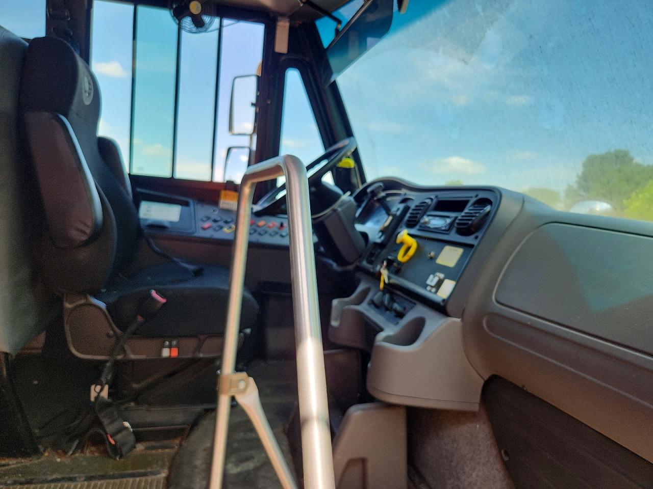 4UZABRDT5HCHP8455 · 2017 FREIGHTLINER CHASSIS · 5/10