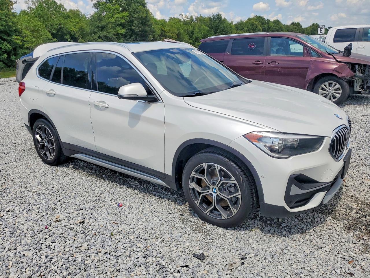 WBXJG7C02M5T59544 · 2021 BMW X1 · 4/13