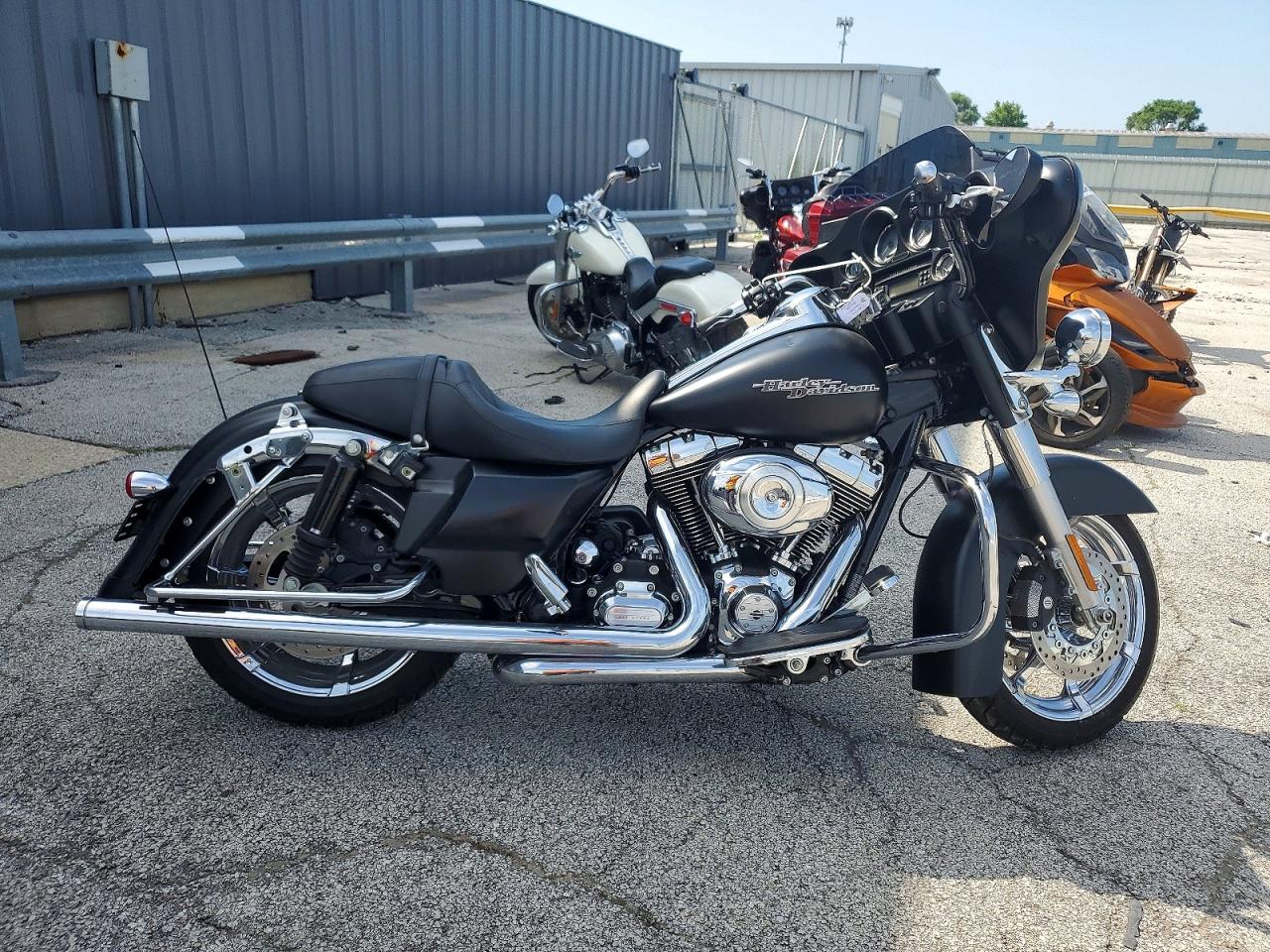 1HD1KBM17DB652748 · 2013 HARLEY-DAVIDSON FLHX