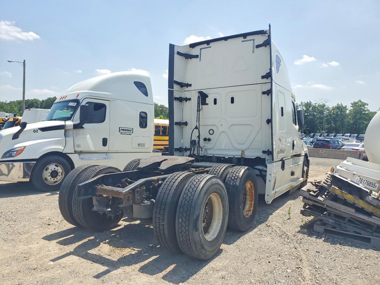 3AKJHHDR6JSJR1263 · 2018 FREIGHTLINER CASCADIA 126 · 4/10