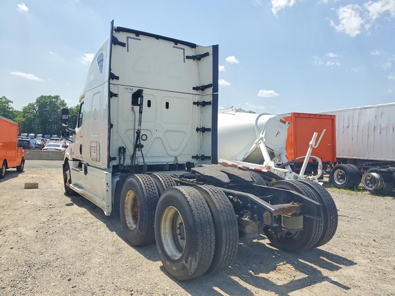 3AKJHHDR6JSJR1263 · 2018 FREIGHTLINER CASCADIA 126 · 3/10