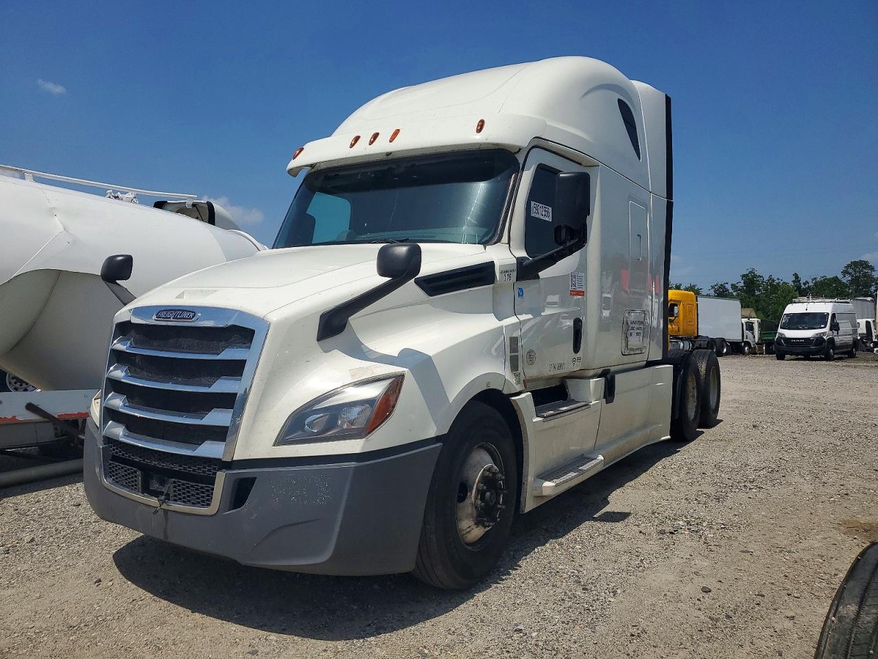 3AKJHHDR6JSJR1263 · 2018 FREIGHTLINER CASCADIA 126 · 2/10