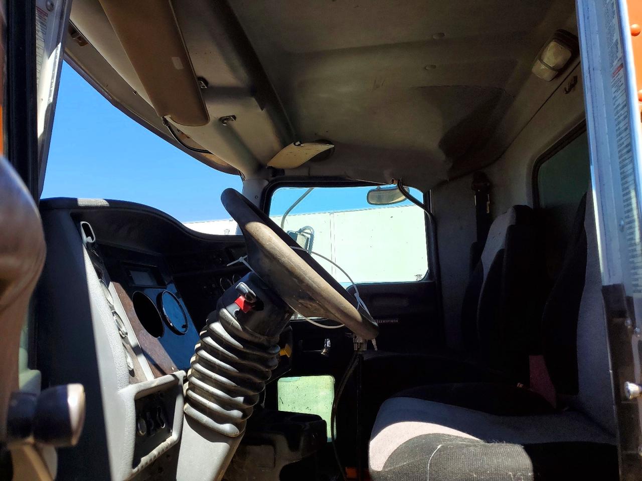 3BKHLJ9X2GF109836 · 2016 KENWORTH T370 · 5/10