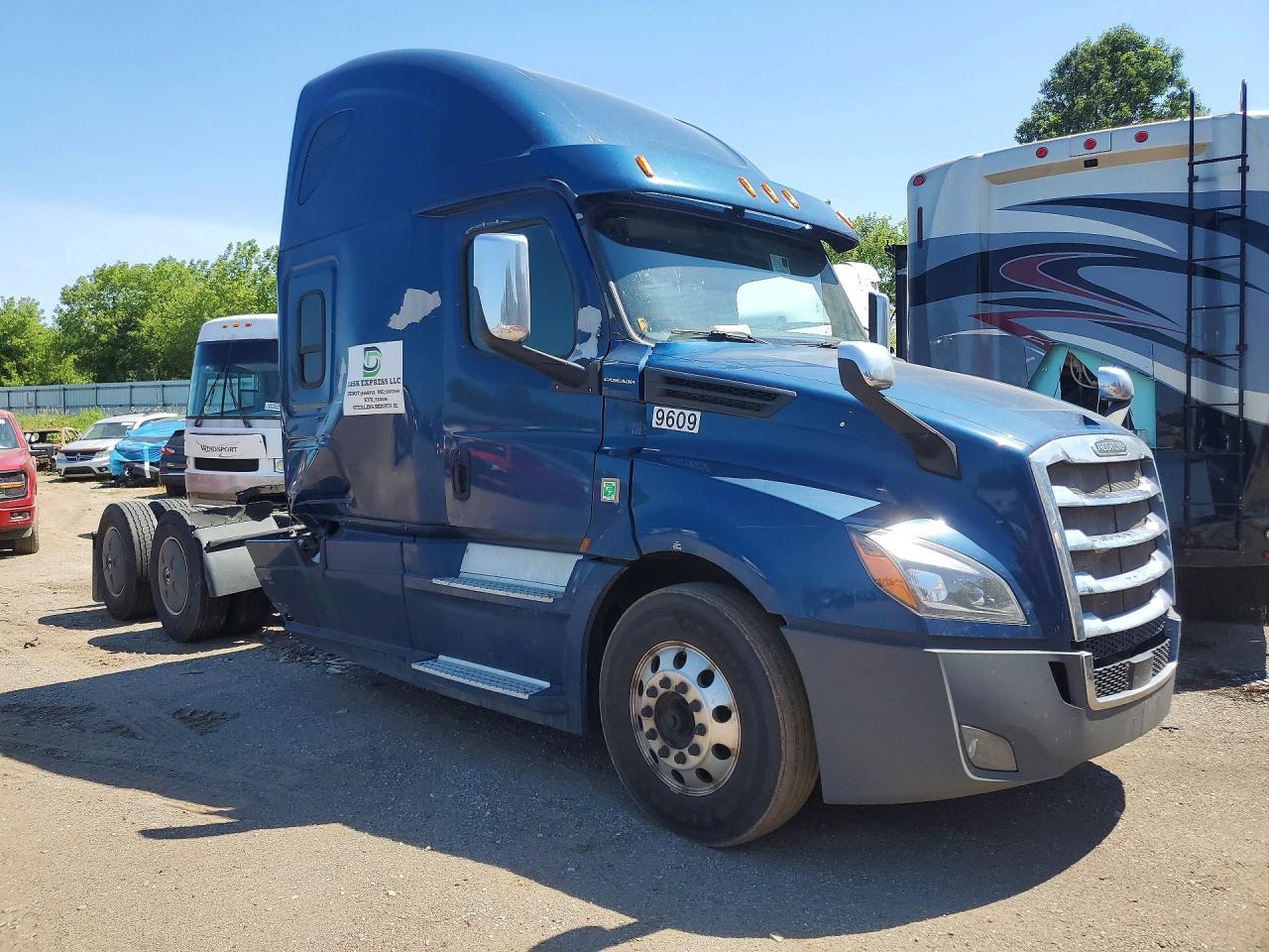 3AKJHHDRXJSJY3618 · 2018 FREIGHTLINER CASCADIA 126 · 4/14