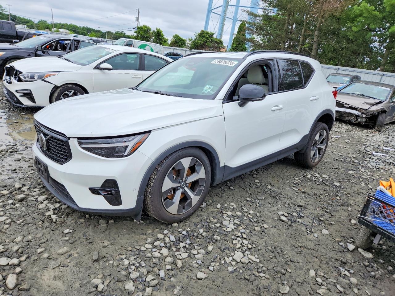 2025 VOLVO XC40