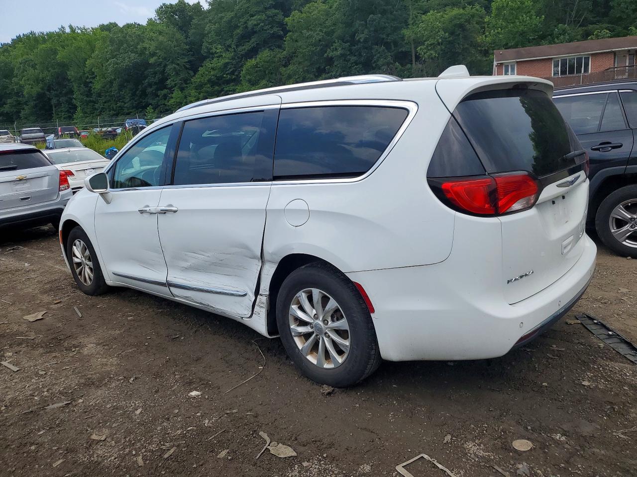 2C4RC1BG2KR597286 · 2019 CHRYSLER PACIFICA · 2/13