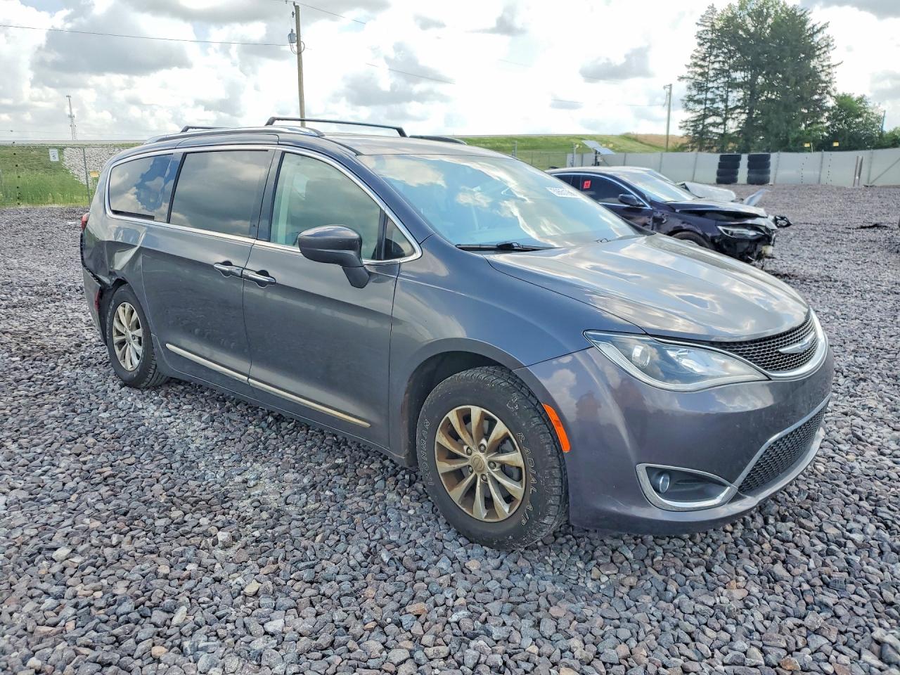 2C4RC1BG0JR149563 · 2018 CHRYSLER PACIFICA · 4/13