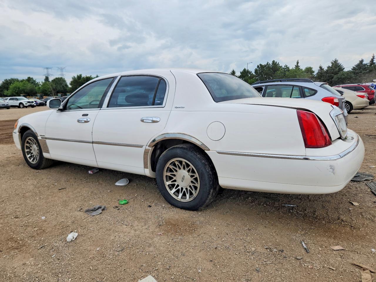 1LNHM82WX1Y652890 · 2001 LINCOLN TOWN CAR · 2/12