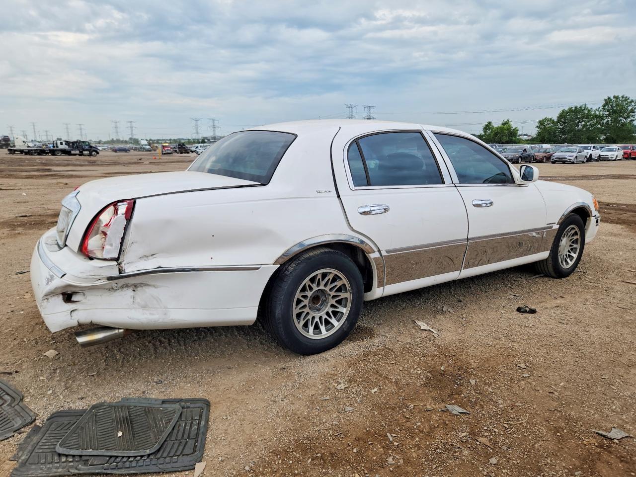 1LNHM82WX1Y652890 · 2001 LINCOLN TOWN CAR · 3/12
