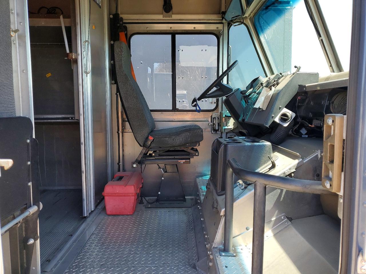 4UZAC2EA9LCLZ6694 · 2020 FREIGHTLINER CHASSIS · 11/13