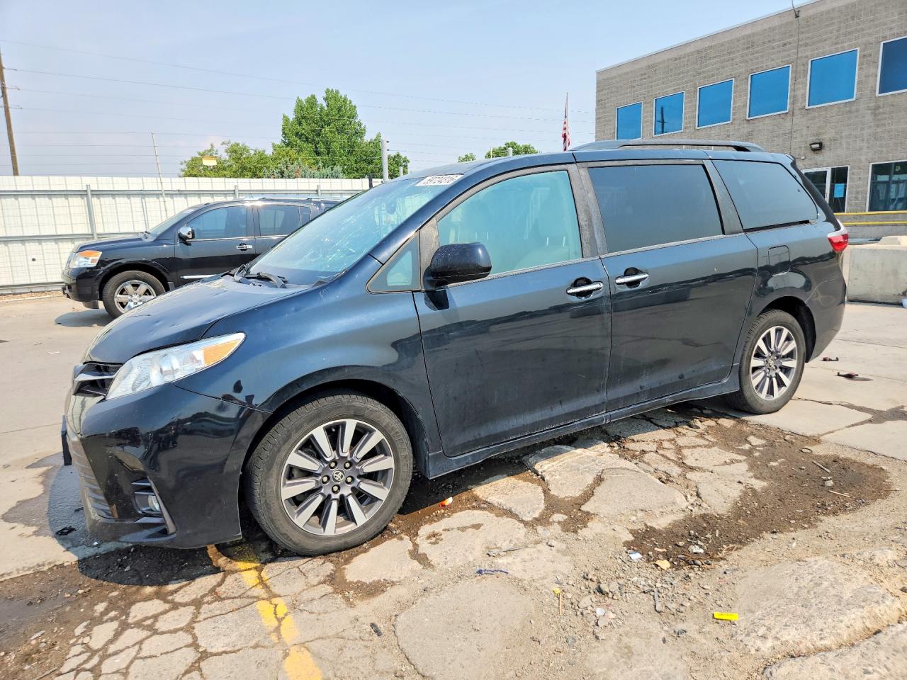 5TDDZ3DC1JS198843 · 2018 TOYOTA SIENNA