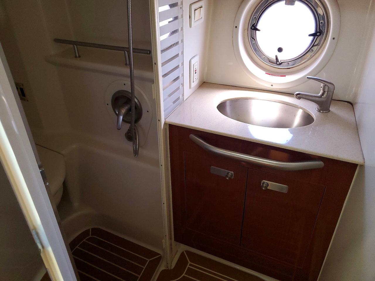 SERT2996K910 · 2010 SEA RAY BOAT · 9/10