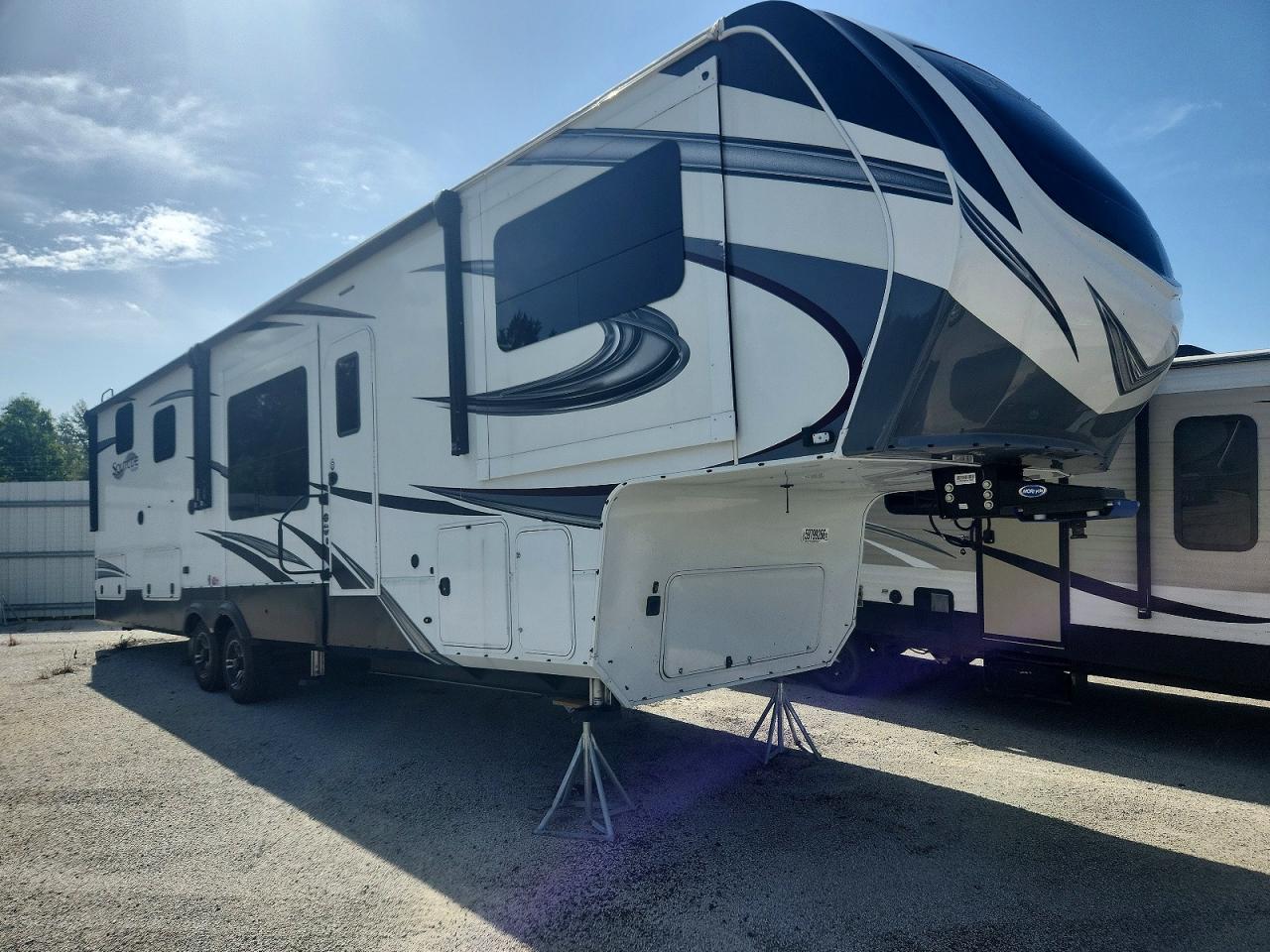 573FS432XPAA13055 · 2023 GRAND DESIGN SOLITUDE FIFTH WHEEL