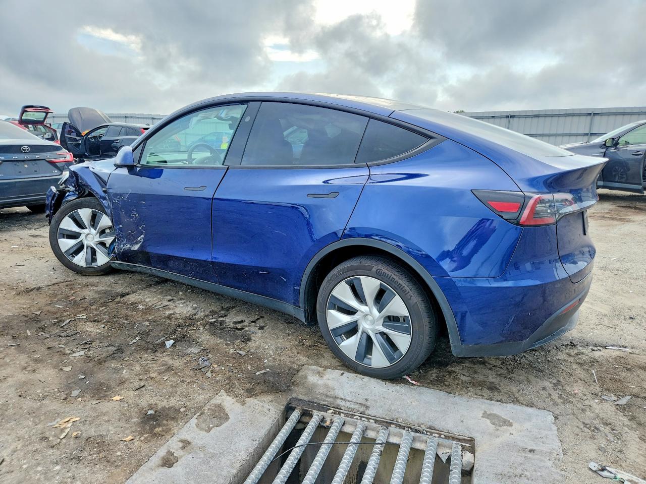 7SAYGAEE4PF879140 · 2023 TESLA MODEL Y · 2/13