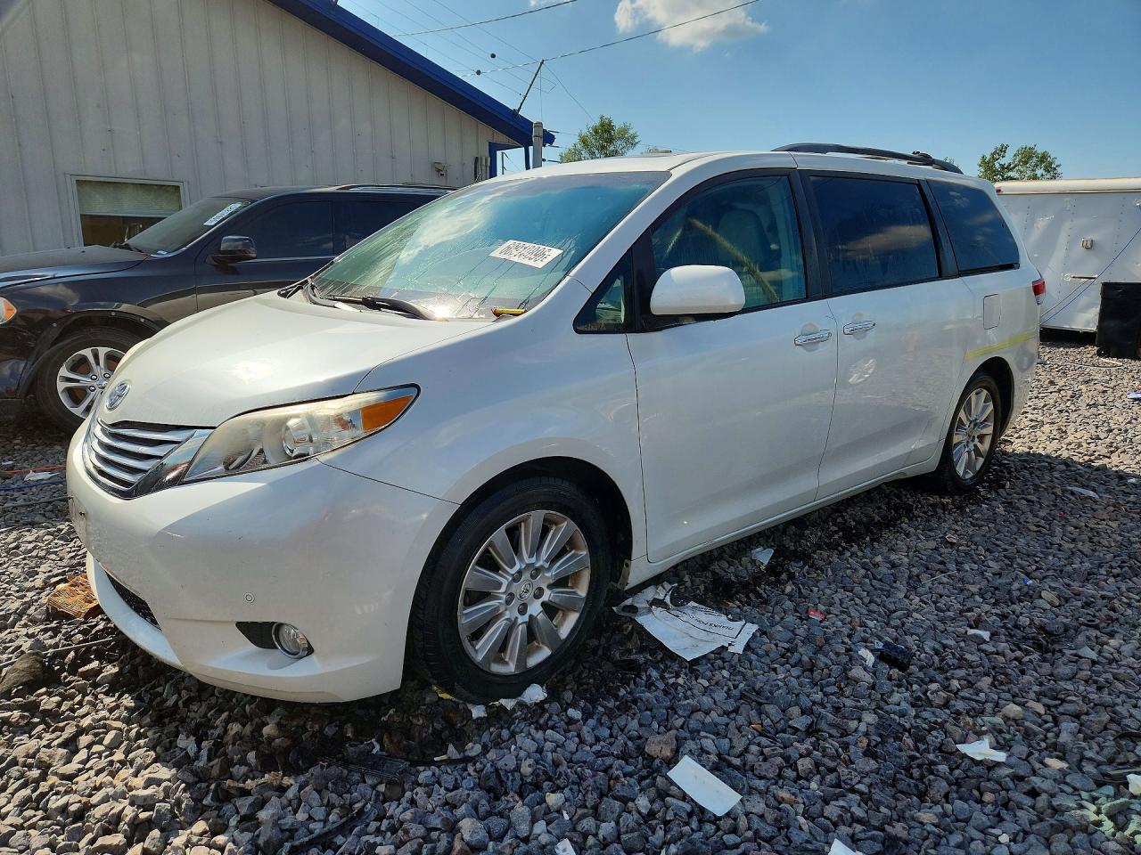 5TDYK3DC8BS151932 · 2011 TOYOTA SIENNA