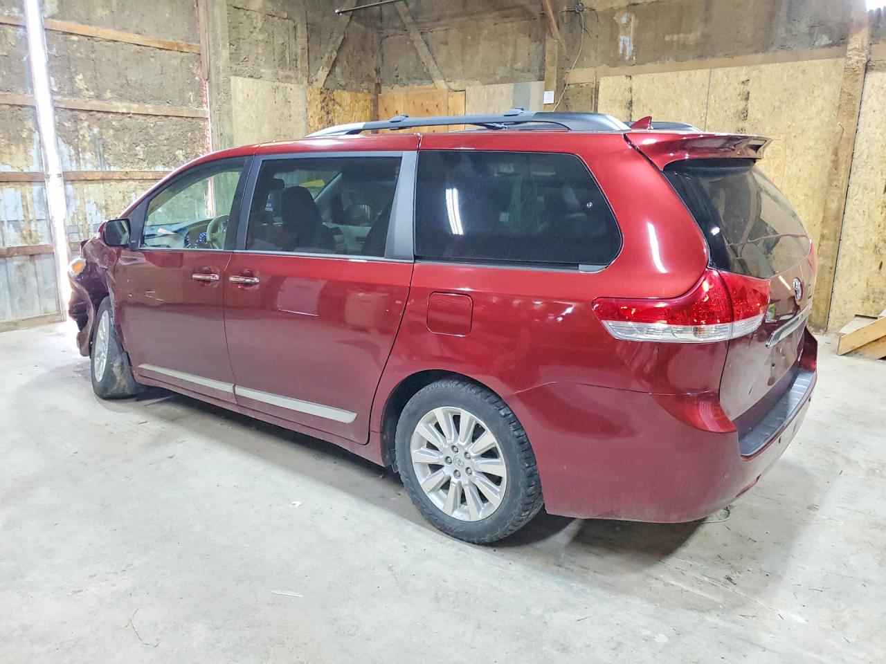 5TDDK3DC8DS067448 · 2013 TOYOTA SIENNA · 2/13